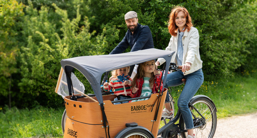 faire du vÃ©lo avec des enfants au soleil