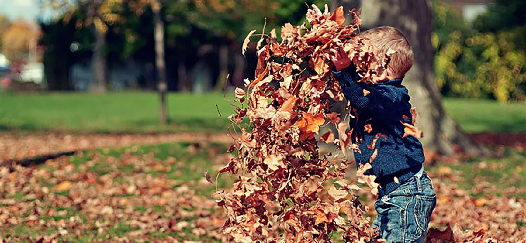 Jouer dehors en automne