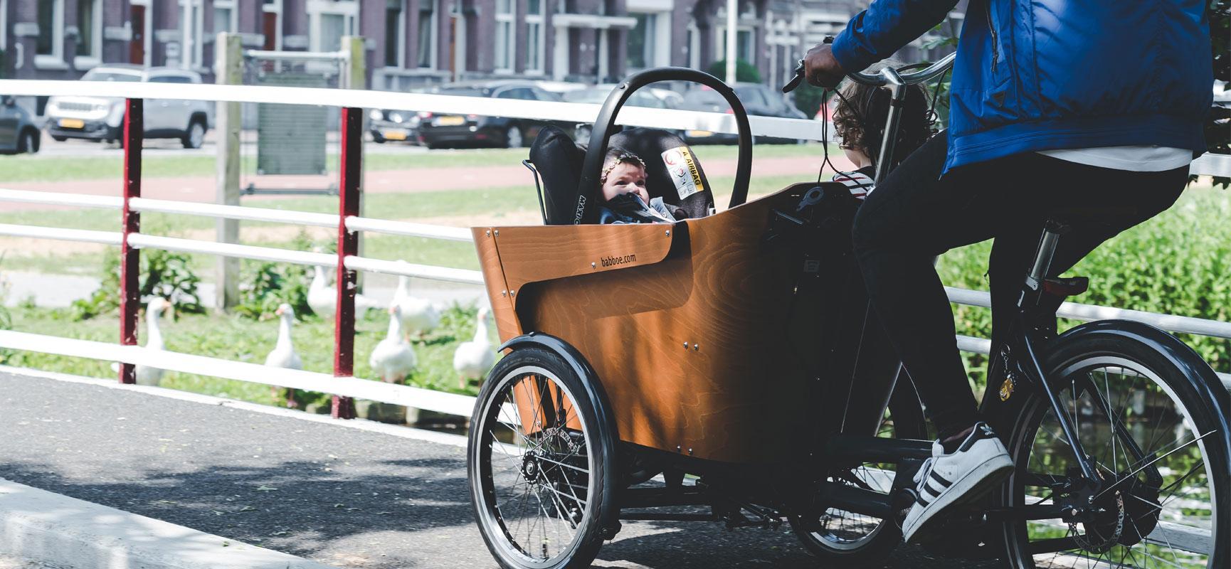 Faire du vélo avec bébé - A quel âge est-ce possible ?